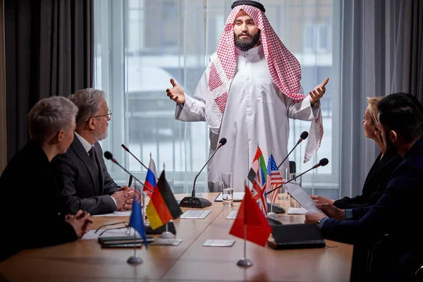 Арабський шейх проводить зустріч без зв'язків, щоб обговорити ідеї та питання на порядок денний. — стокове фото