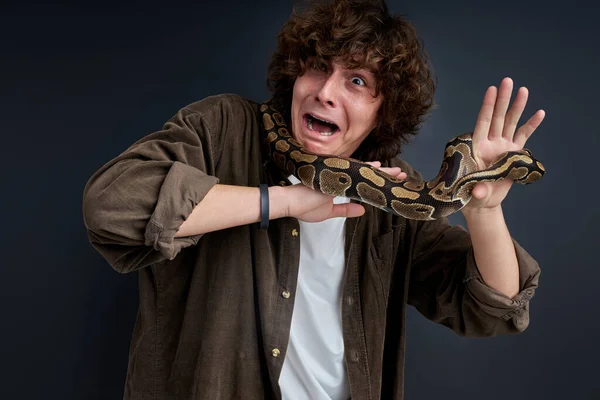뱀을 어깨에 매달아 놓고 공황 발작을 일으키는 남자 — 스톡 사진