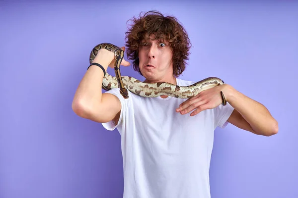 Young caucasian man interacting with snake — Stock Photo, Image