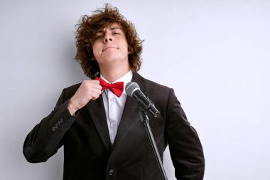 Kendinden emin erkek konuşmacı performanstan önce kravatını düzeltiyor