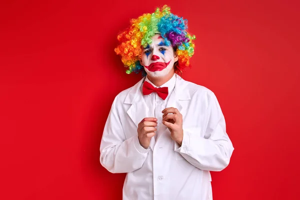 Портрет дельфійського клоуна з пофарбованим барвистим макіяжем обличчя — стокове фото
