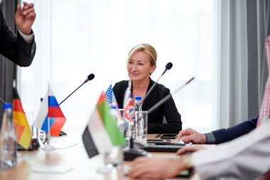 Yetişkin Kafkas kadın delege resmi giyim ile seyirciye bakıyor