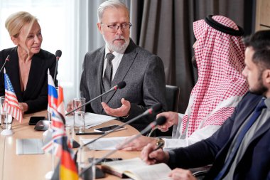 Uluslararası çeşitli delegeler meslektaşlarının konuşmalarını tartışıyorlar