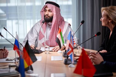 Kendine güveni tam genç bir Arap şeyhi fikirlerini meslektaşlarına sunuyor.