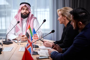 Konuşmacılardan birini dikkatle dinleyen Şeyh Yönetici