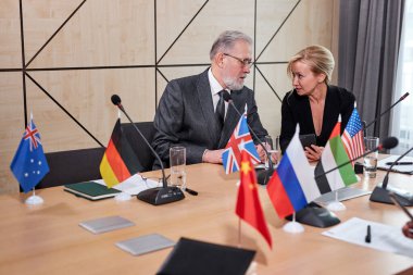 Kültürler arası çeşitli delegeler, meslektaşlarının konuşmalarını tartışıyorlar.