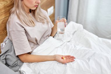 Kafkasyalı genç kadın kendini hasta hissediyor, ilaçlarla su içmeye gidiyor.