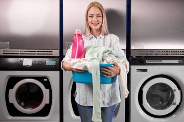 Çamaşırhanede çamaşır yıkayan güzel bir kadının portresi.