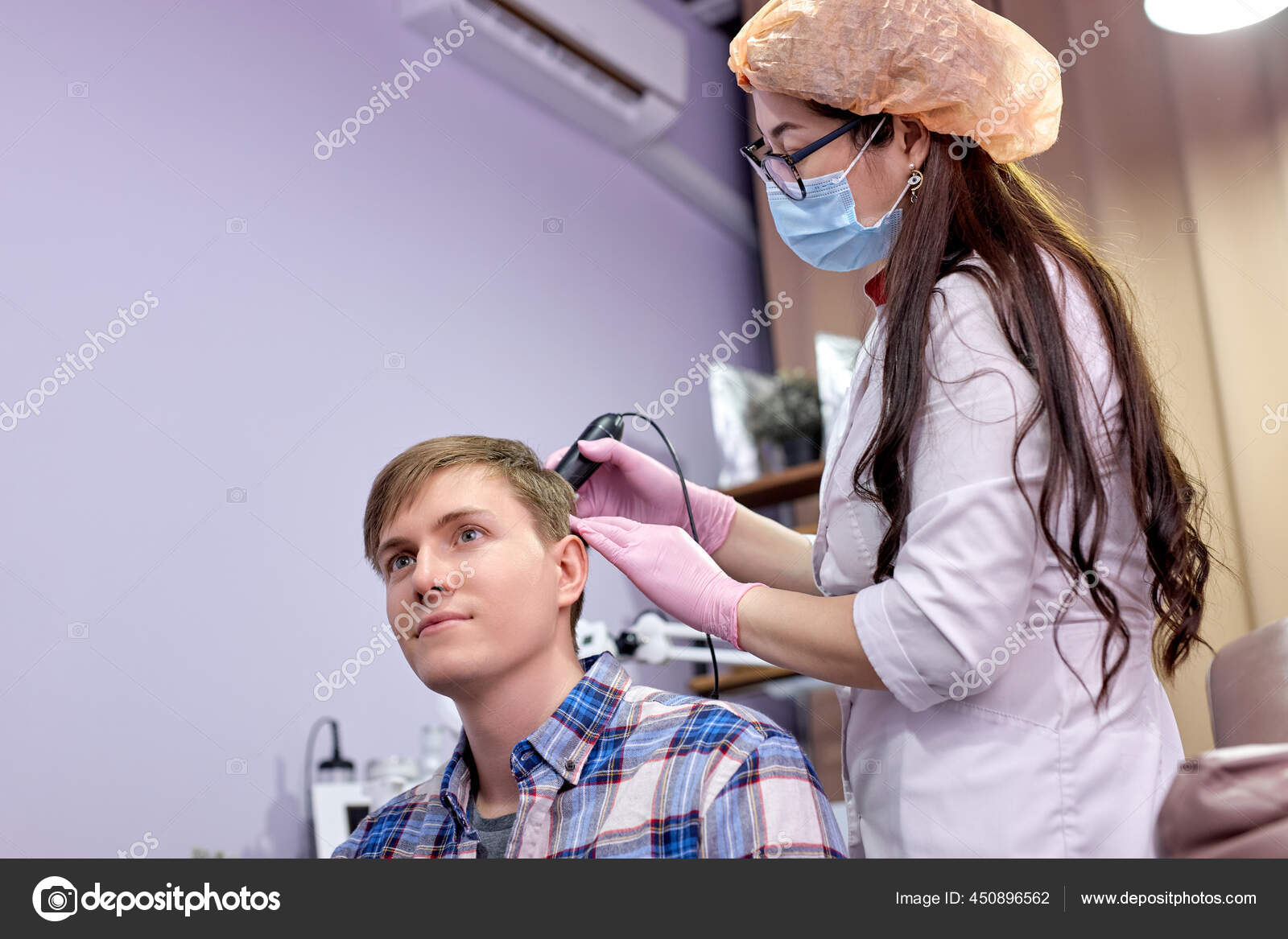 Médecin dermatologue diagnostique la structure des cheveux du jeune