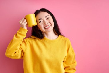 Yüzünde gülümseme olan neşeli bir kadın.