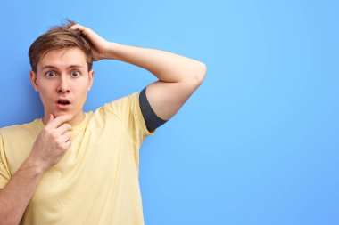 Şok olmuş erkek bir fikir buldu, çenesini tuttu.