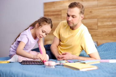 Babasına makyaj yapan tatlı bir kız çocuğu. Baba kızıyla vakit geçiriyor.