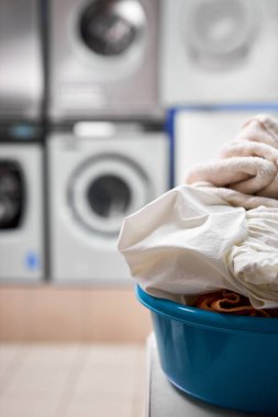 Çamaşırhanede çamaşır sepetli plastik leğen.