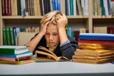 Sıkılmış Kafkasyalı küçük çocuk ev ödevi okumaktan sıkılmış.