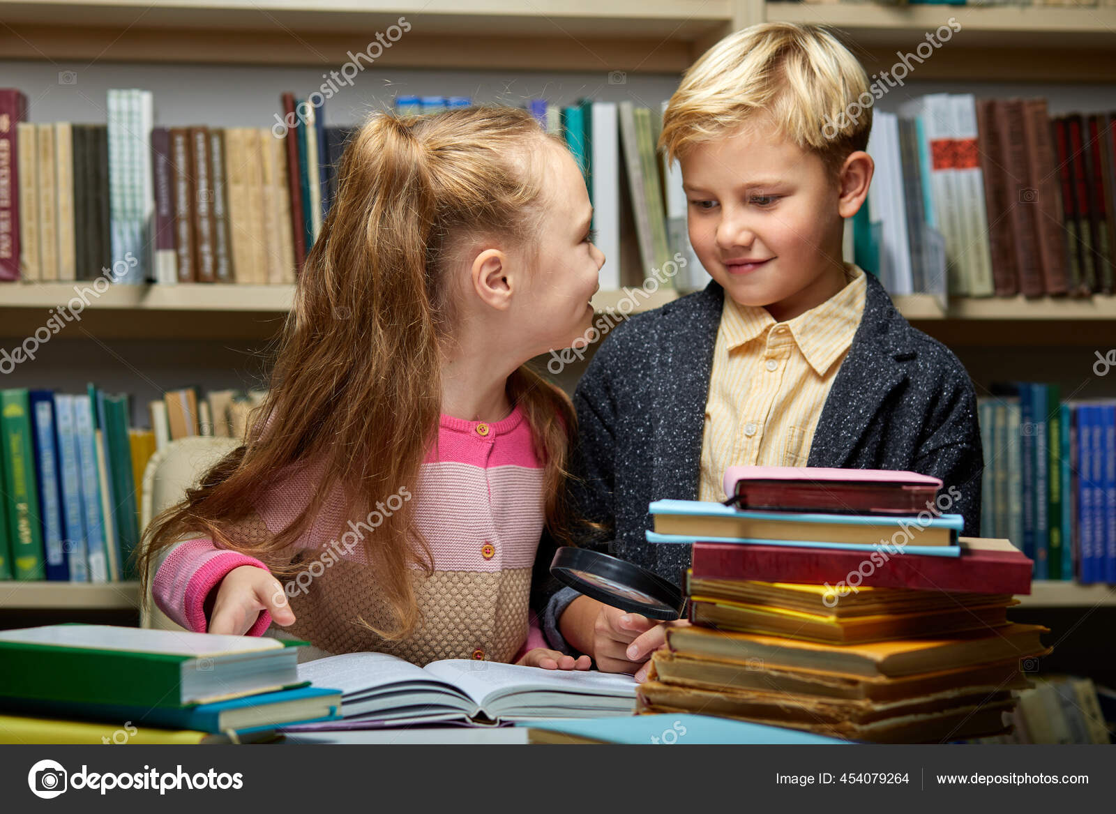 Два дружелюбных школьника обсуждают книгу стоковое фото ©ufabizphoto 454079264