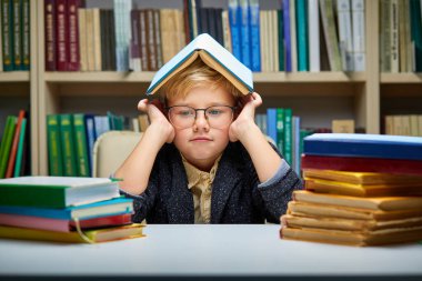 Sıkıntıdan patlayan çobanın sınıfta açık bir kitabı var.