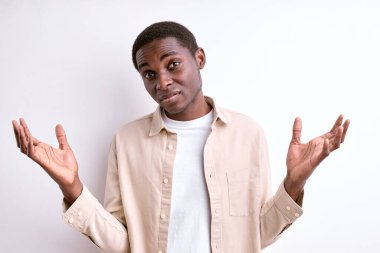 Koyu tenli, cahil adam avuçlarını açıyor omuzlarını silkiyor. Farkında olmadan zor bir seçimle karşı karşıya.