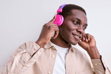 Yakışıklı Afro-Amerikalı Çocuk Kulaklıkla Müzik dinlemekten zevk alıyor