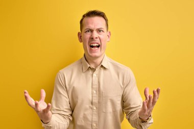 Asabi beyaz adam, sarıda umutsuzca bağırıyor.