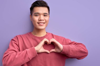 Çinli adamın portresi kameraya sevgisini gösteriyor.