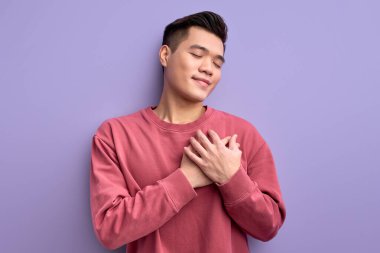 Çinli genç erkek şükranlarını sunuyor, el ele tutuşuyorlar.