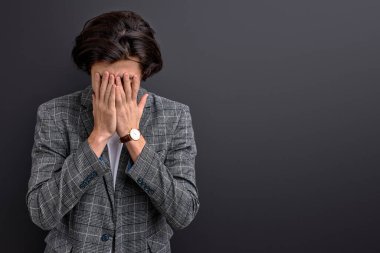 Üzgün erkek ağlaması, stresli bir durum siyah arka planda izole edilmiş.