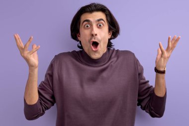 Vay canına. Elleriyle hareket eden, şaşıran duygusal, neşeli adam.