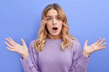 Bu haberden haberim yoktu. Sen neden bahsediyorsun? Ağzı açık çekici bir kadının portresi, deli.