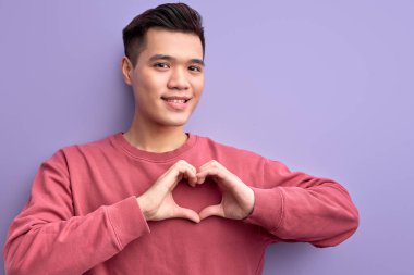 Asyalı adamın portresi kameraya sevgisini gösteriyor.