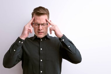 Kendine güvenen beyaz adam hatırlamaya çalış, düşüncelerine odaklan.