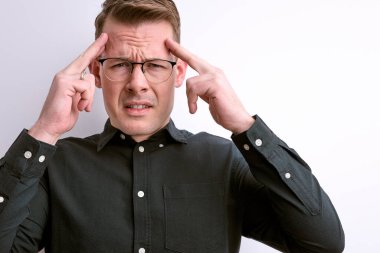 Kendine güvenen beyaz adam hatırlamaya çalış, düşüncelerine odaklan.