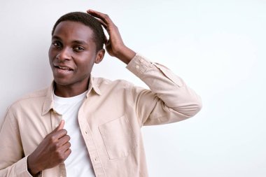 Gülümseyen Afro Adam Kamera Tutma Yakasında Poz Veriyor, Akıllanıyor