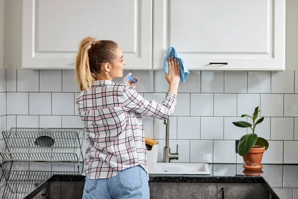 Perempuan mencuci dapur bersih-bersih diatur dengan kain atau kain. Layanan pembersihan profesional di rumah. — Stok Foto