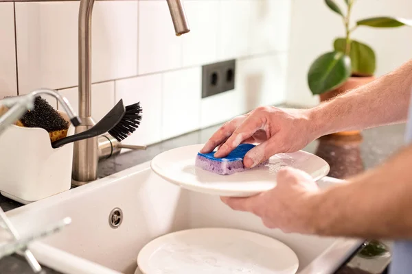 Onherkenbare man die thuis afwas. close-up man handen doen huishouden — Stockfoto