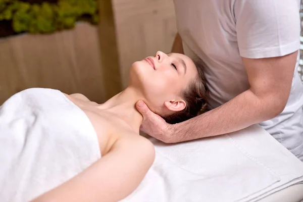 Professionele bijgesneden therapeut doet gezonde massage op nek en schouders aan vrouwelijke cliënt — Stockfoto