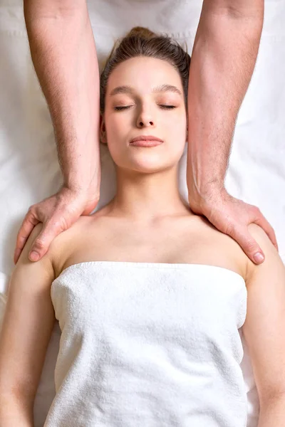 Relaksujący masaż. Widok z góry Kobieta odbierająca ramiona i masaż szyi w Spa Salon — Zdjęcie stockowe