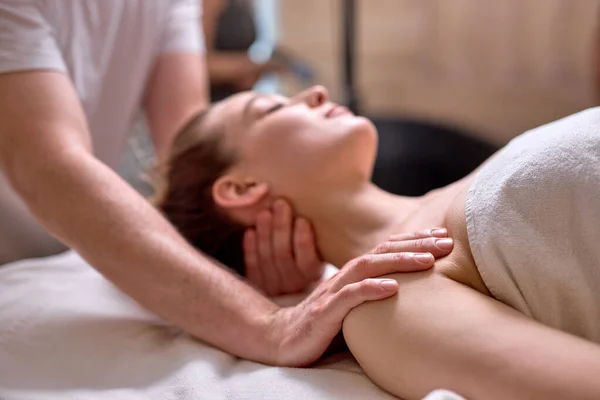 Młoda dama relaks podczas masażu Spa w centrum urody — Zdjęcie stockowe