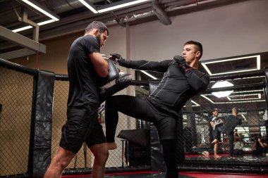 Dövüşten önce karma dövüş sanatları eğitimi, kickboks antrenmanı, güç ve motivasyon.