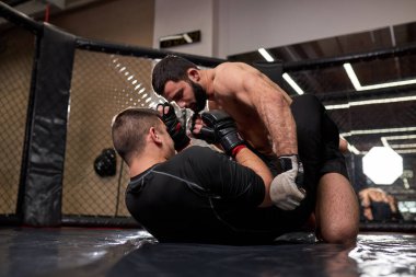 Güçlü MMA dövüşçüleri ringde kural olmadan dövüşürler.