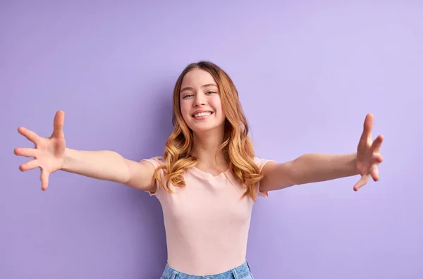 Agradable caucásico adolescente extendiendo brazos, abrazar a todo el mundo — Foto de Stock