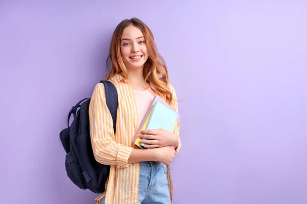 Dulce chica estudiante rubia se regocija en las nuevas lecciones, mujer emocionada con el seminario de formación aislado sobre fondo púrpura brillante — Foto de Stock