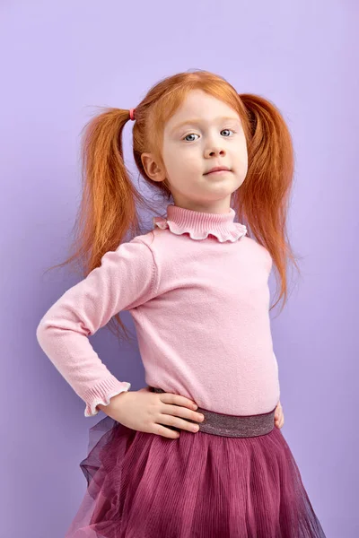 Calm Diligent Chica con el pelo rojo natural posando en la cámara de la mano en el cinturón —  Fotos de Stock