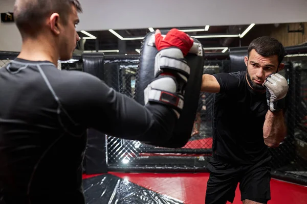 Deux hommes forts boxeurs exercice kick boxing dans l'anneau au club de santé ou salle de gym — Photo