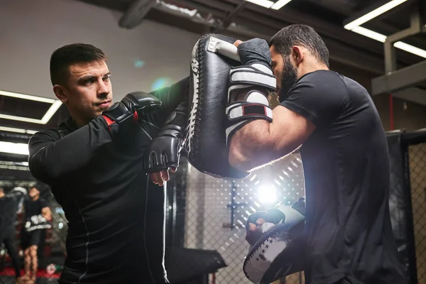 Profesionální mma bojovník učí sebeobranu triky, ukazuje to mladému boxerovi — Stock fotografie