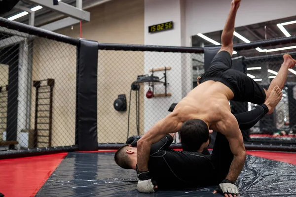 Dois lutadores do MMA lutam no ringue preparando-se para a competição em artes marciais — Fotografia de Stock