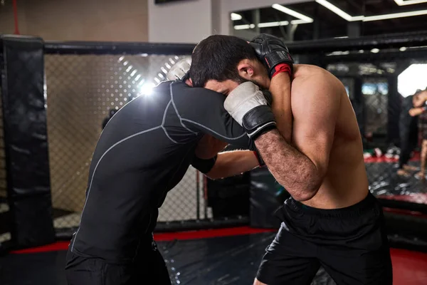 Dois lutadores profissionais de MMA boxe em ação. Atletas musculares. Esporte, Estilo de vida saudável — Fotografia de Stock