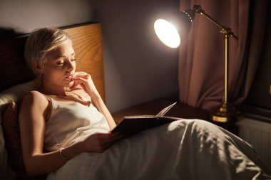 Kadınlara bakış açısı kitap okumak için tutkuludur ve kahramanlar için endişelenir, geceleri evde yalnız başına.