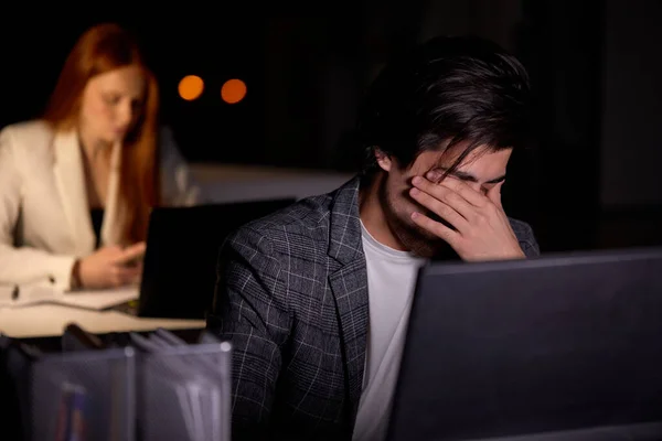 Κουρασμένος και καταπονημένος διευθυντής επιχειρήσεων κάθεται μπροστά από το laptop υπολογιστών — Φωτογραφία Αρχείου