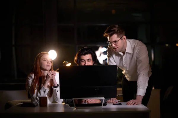 Группа коллег по бизнесу в команде обсуждает стартап-проект ночью — стоковое фото
