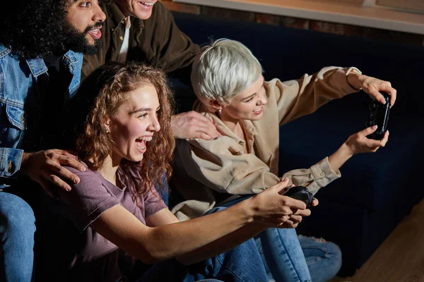 Jeunes femmes jouant console de jeu à la maison le week-end dans la soirée — Photo